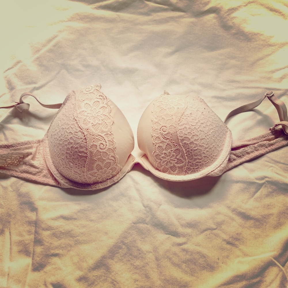 Light pink/cream lacy bra